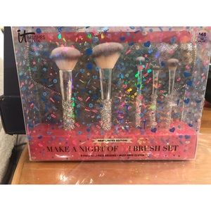 Make a night of IT Brush set